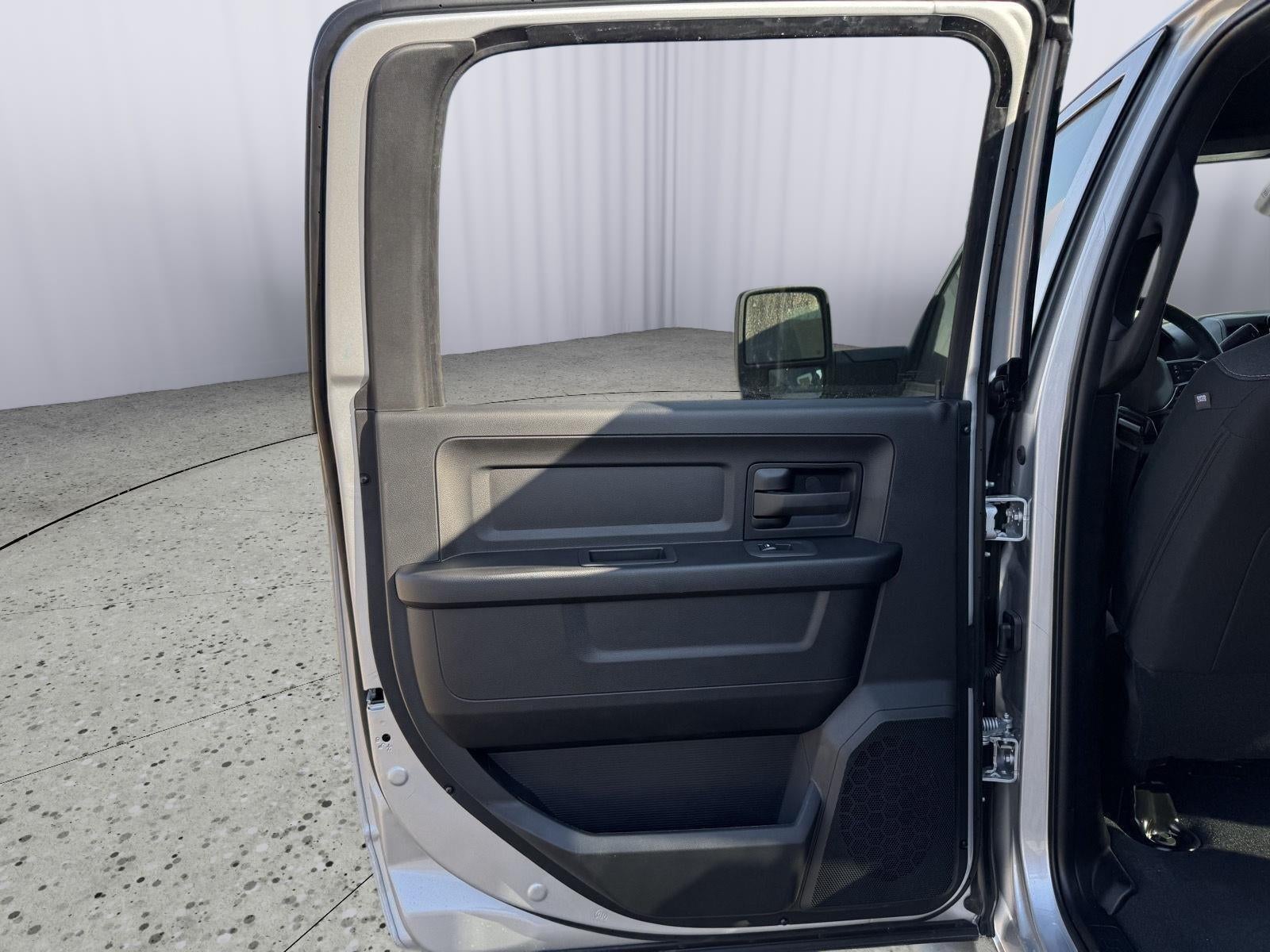 2026 RAM Ram 2500 RAM 2500 BLACK EXPRESS CREW CAB 4X4 6'4' BOX