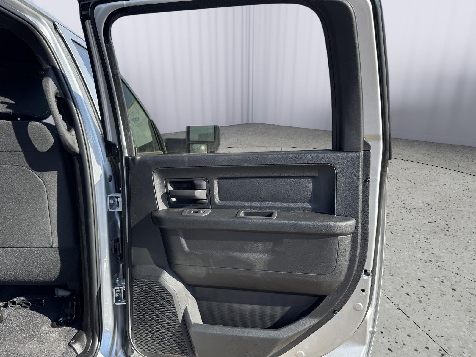 2026 RAM Ram 2500 RAM 2500 BLACK EXPRESS CREW CAB 4X4 6'4' BOX