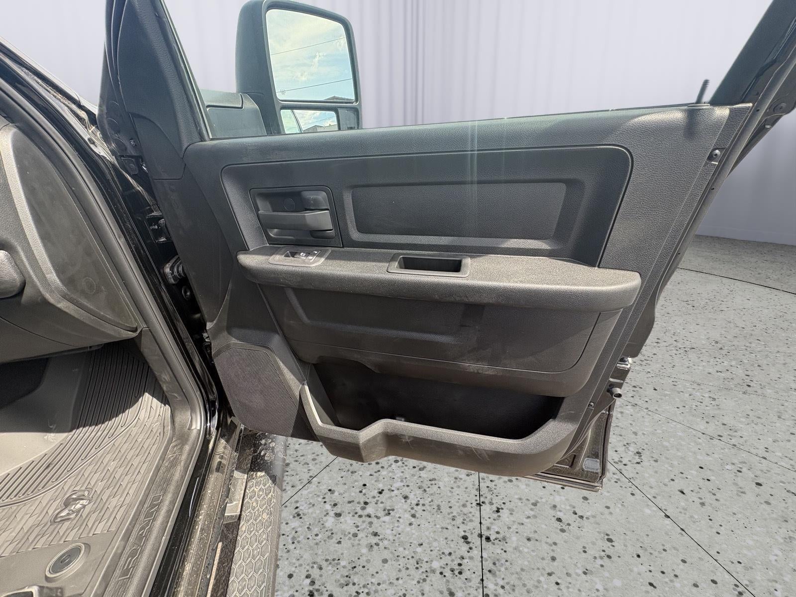 2026 RAM 2500 RAM 2500 BLACK EXPRESS CREW CAB 4X4 6'4' BOX
