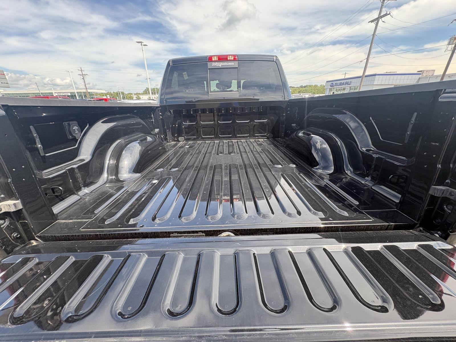 2026 RAM 2500 RAM 2500 BLACK EXPRESS CREW CAB 4X4 6'4' BOX
