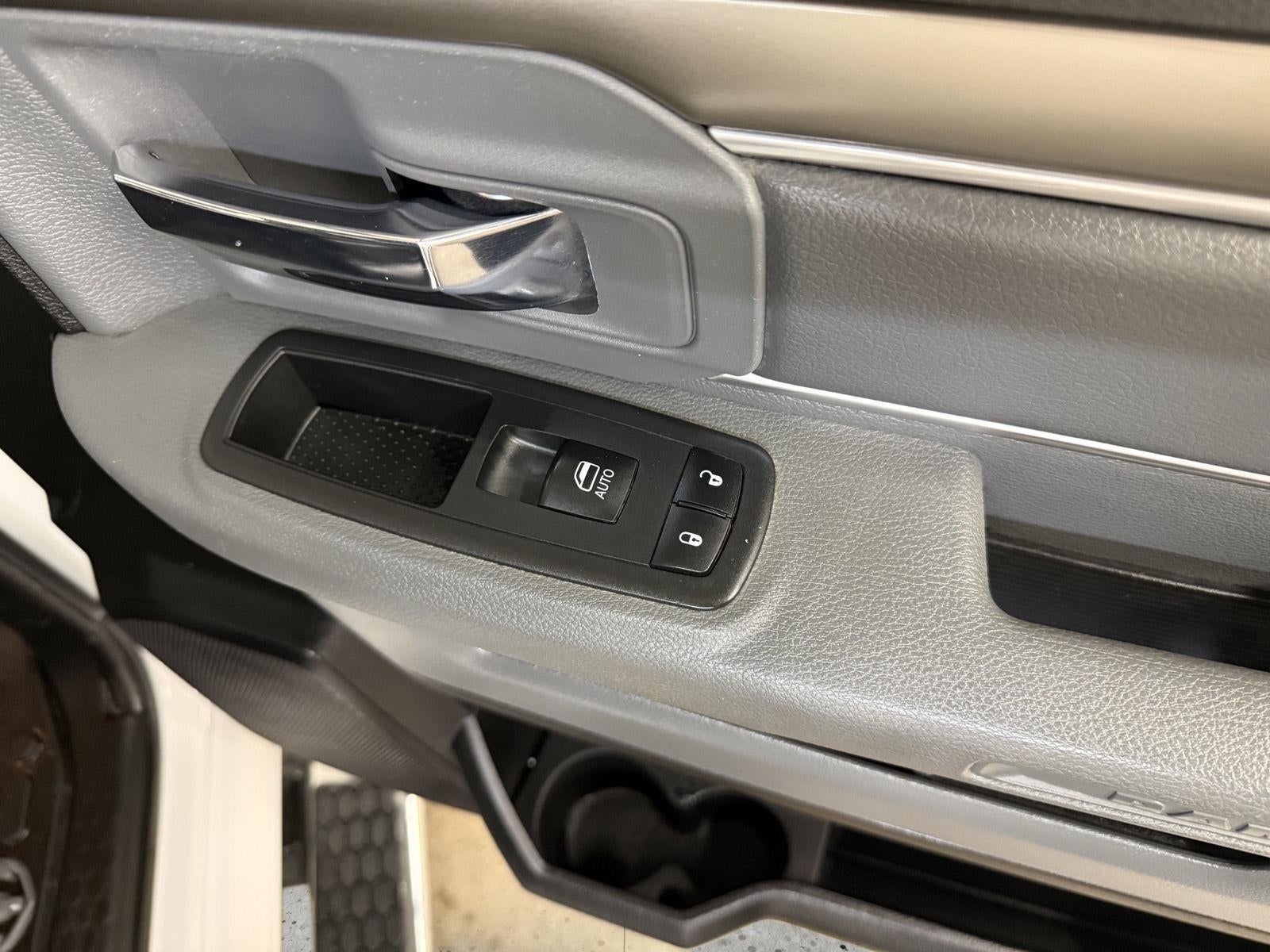 2017 RAM 1500 Big Horn Crew Cab 4x4 5'7' Box