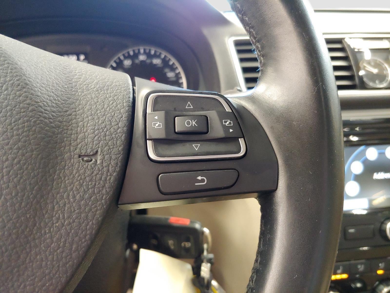 2012 Volkswagen Passat SE w/Sunroof & Nav PZEV