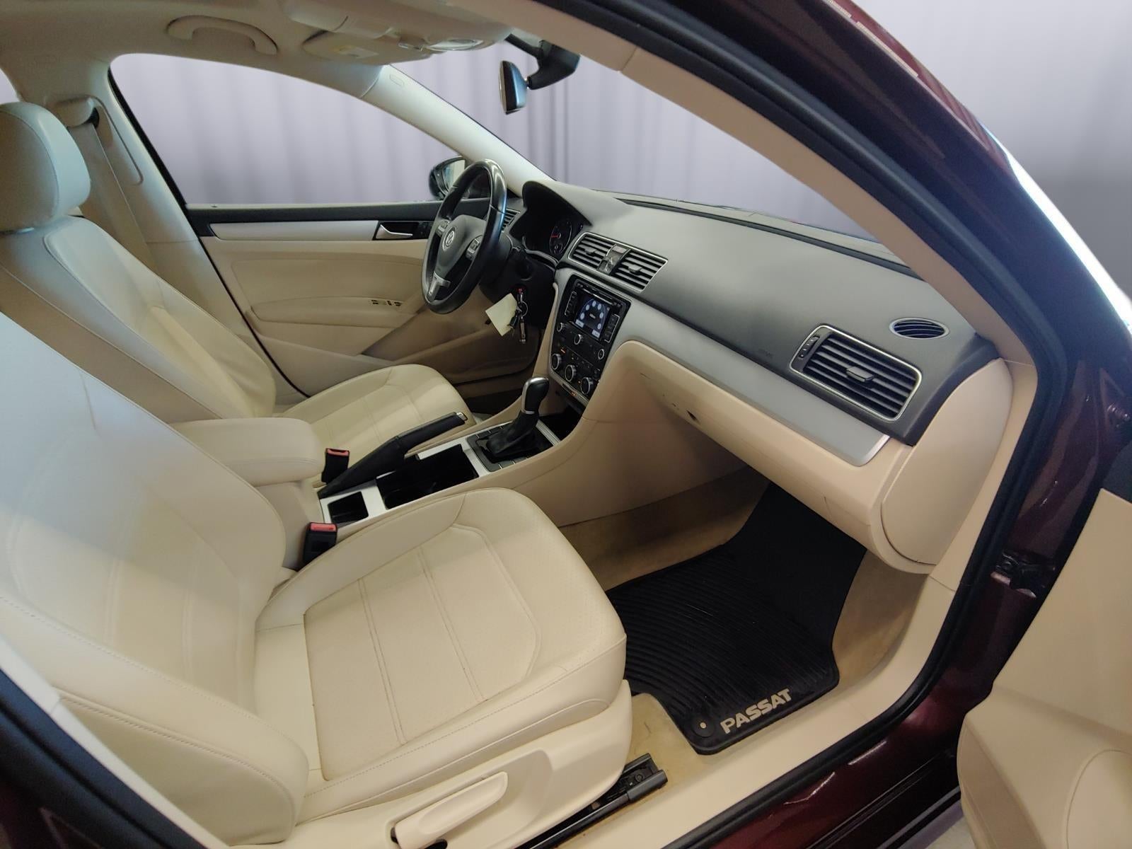 2012 Volkswagen Passat SE w/Sunroof & Nav PZEV