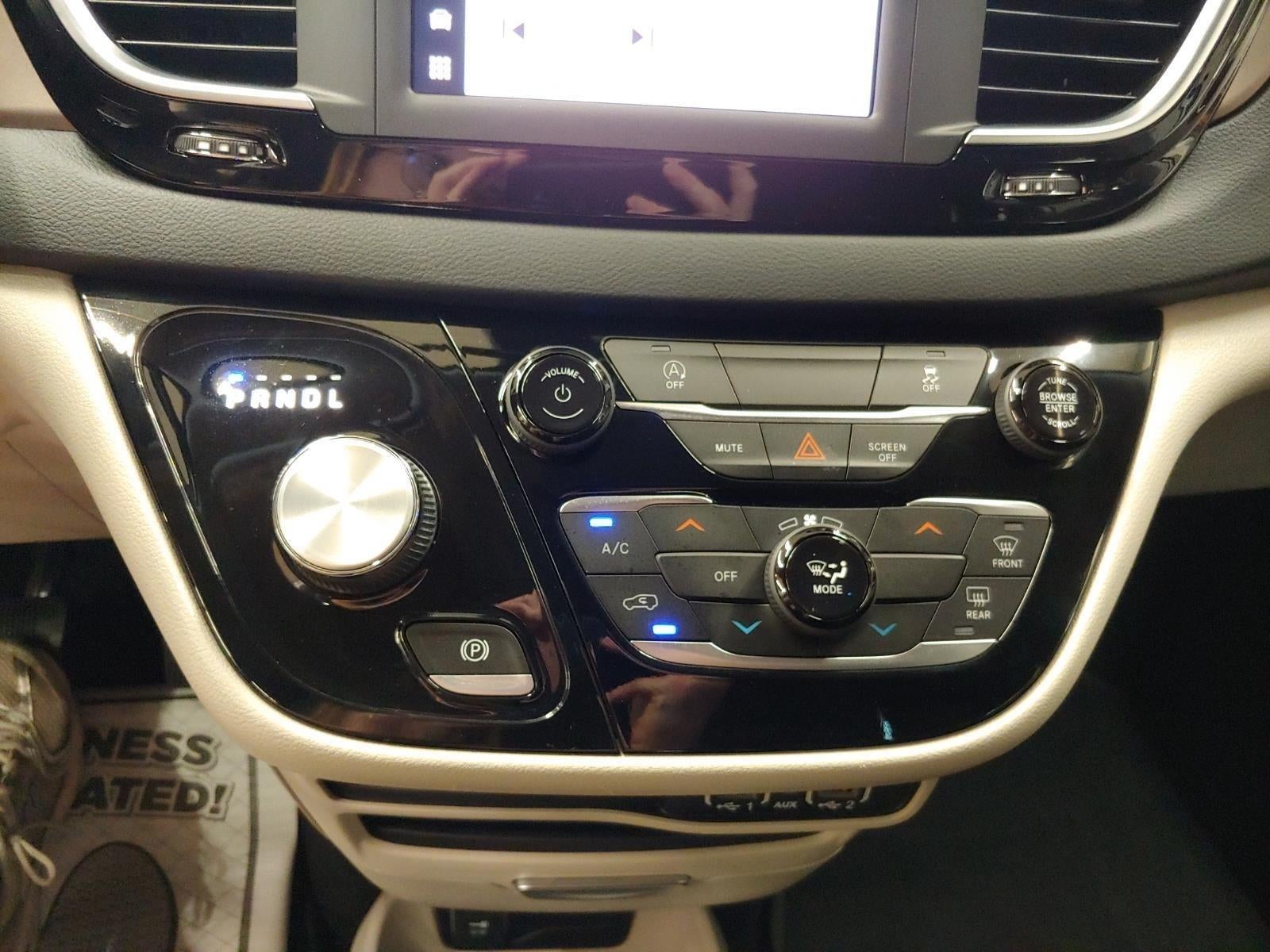 2022 Chrysler Voyager LX