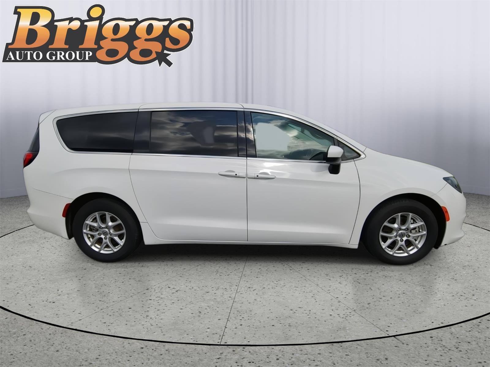 2022 Chrysler Voyager LX