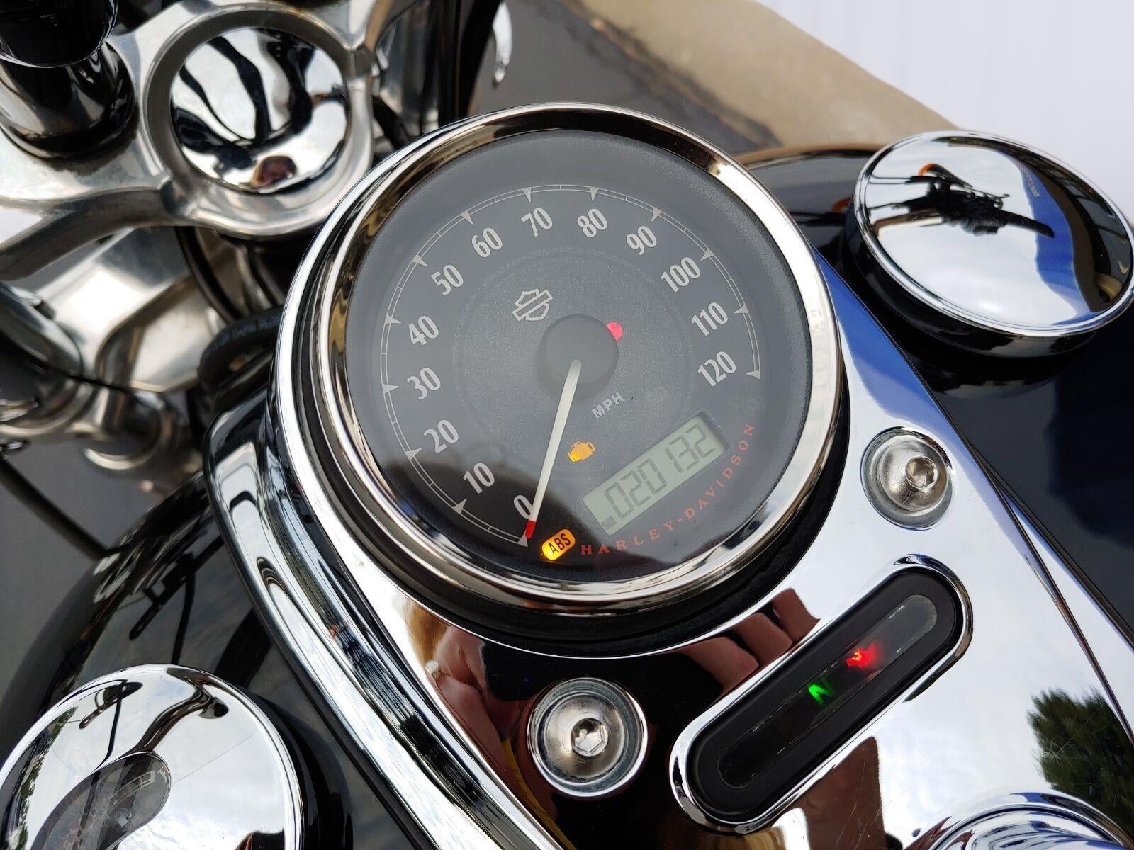 2016 HARLEY-DAVIDSON Dyna Wide Base