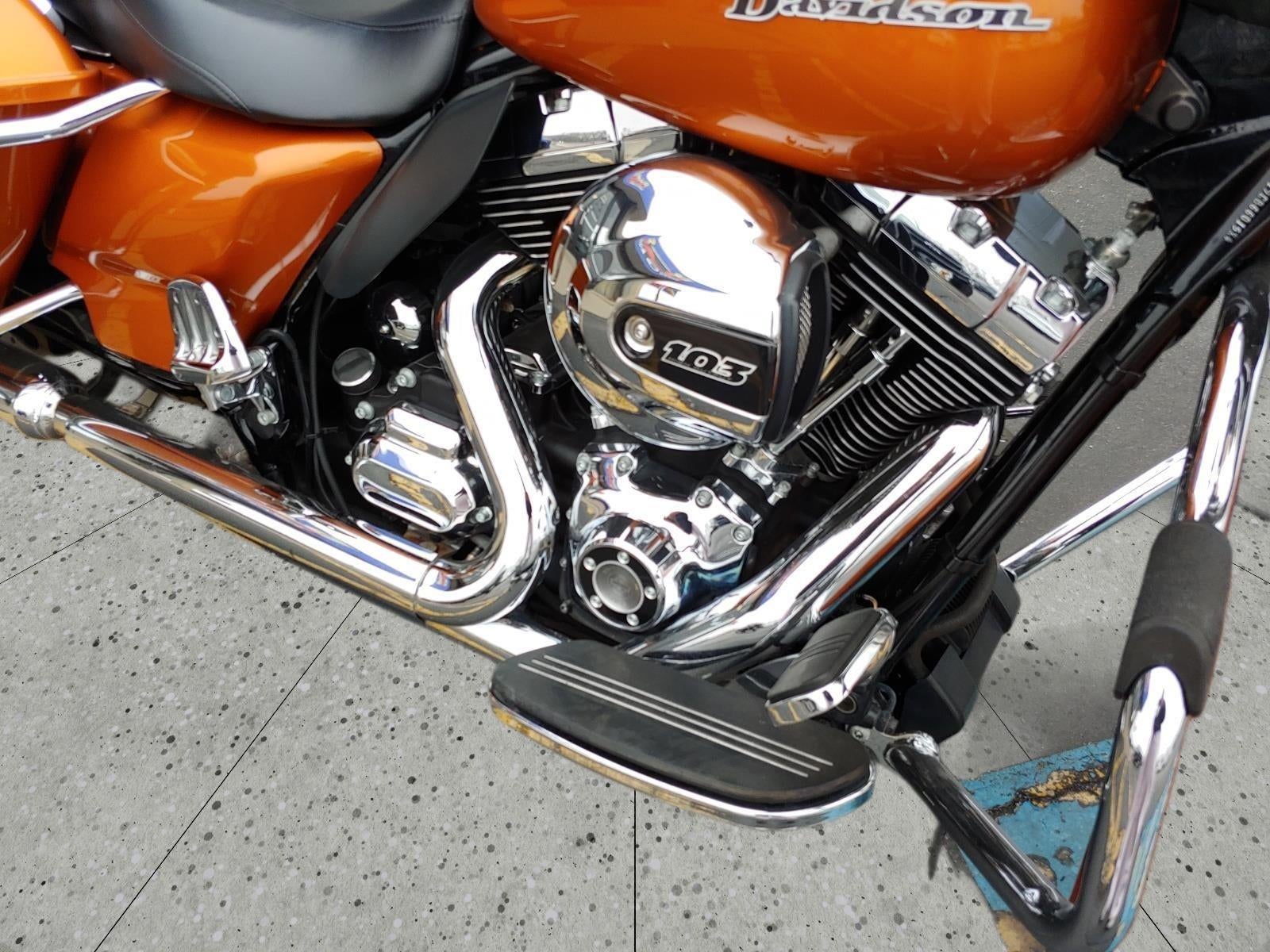 2016 HARLEY-DAVIDSON STREET GLIDE Base