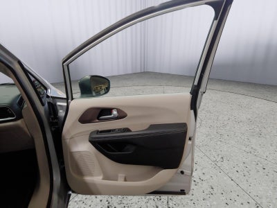 2024 Chrysler Voyager LX