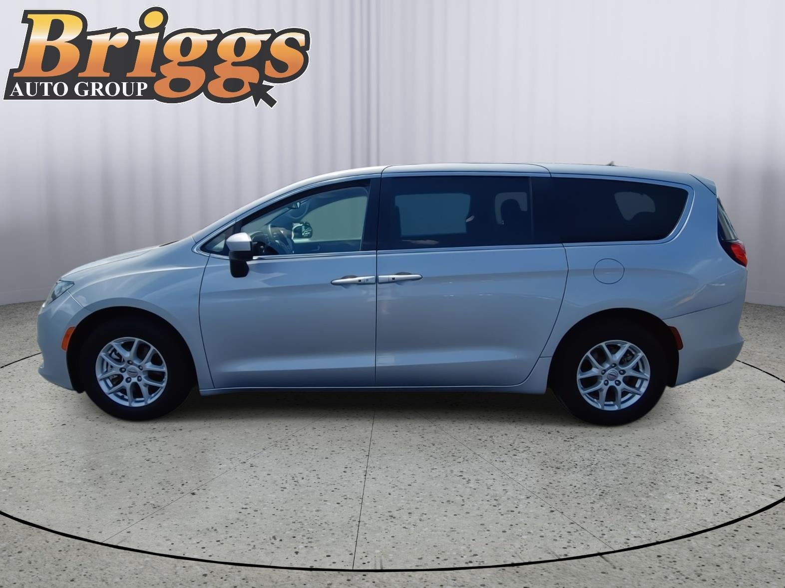 2023 Chrysler Voyager LX