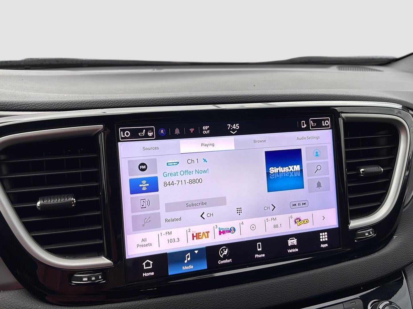 2025 Chrysler Pacifica Select
